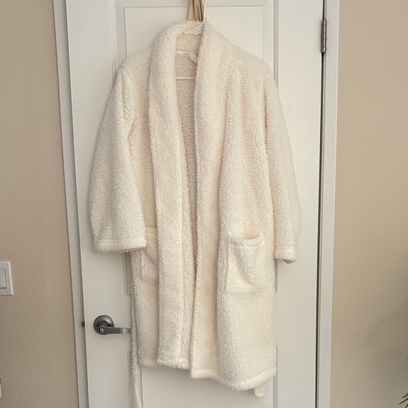Pottery Barn Women's Cozy White Sherpa Robe - Picture 2 of 6